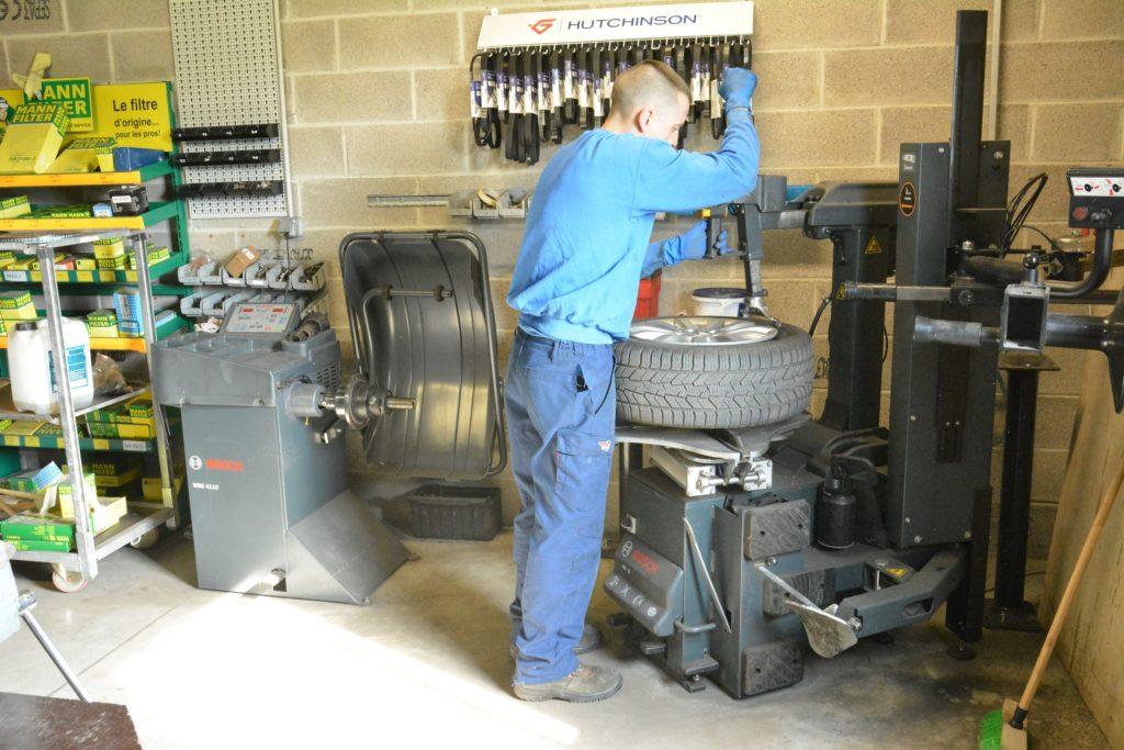 garage-automobile-mecanicien-jante-roue