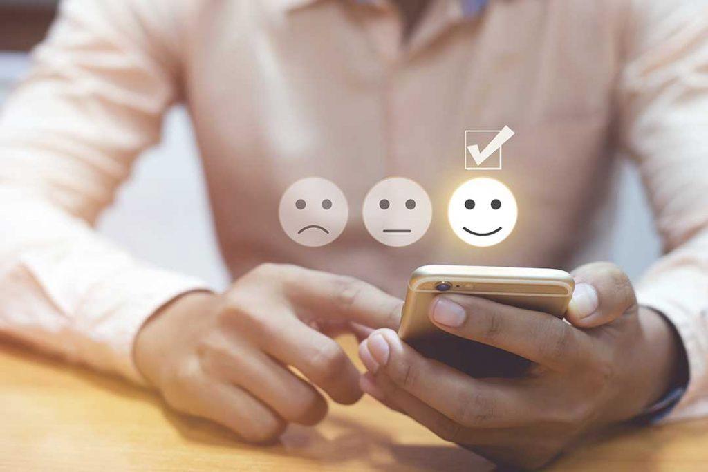 smartphone-mobile-avis-client-smiley-sourire-grimace