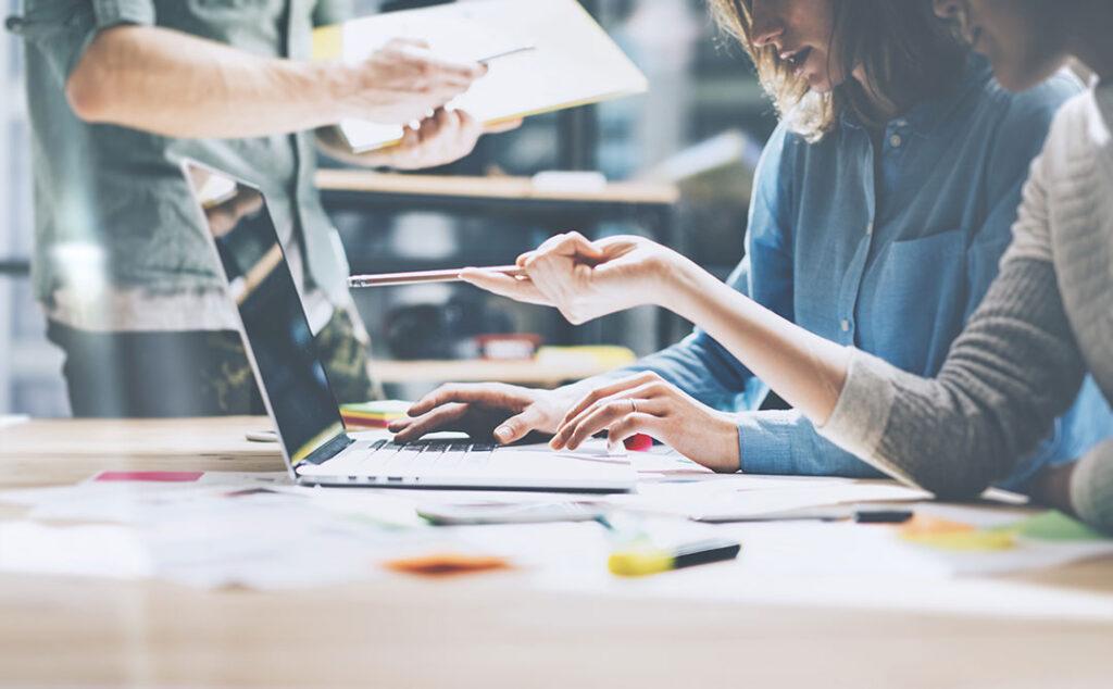 homme et femme travaillant sur un ordinateur dans un bureau